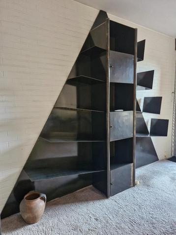 Design kast beschikbaar voor biedingen