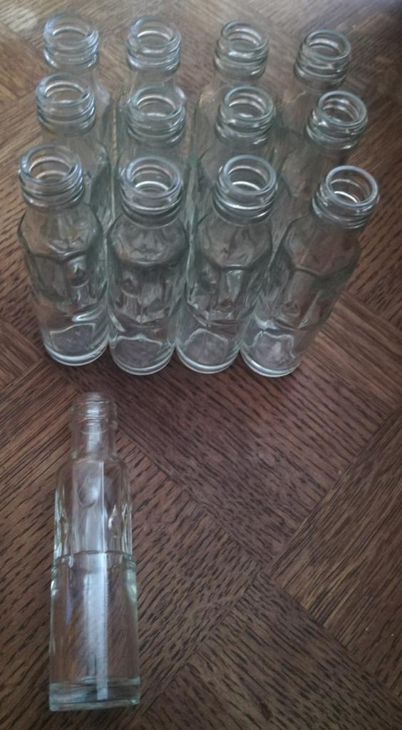 13 glazen miniflesjes, Hobby en Vrije tijd, Knutselen, Zo goed als nieuw, Ophalen of Verzenden