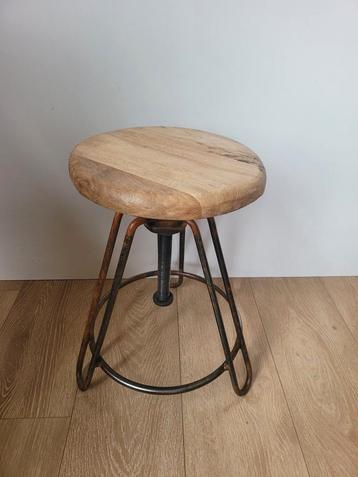 Industriële kruk van staal en hout  beschikbaar voor biedingen
