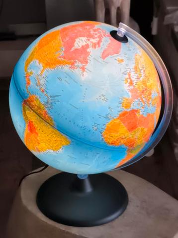 SINT wereldbol met verlichting br32 x h42 beschikbaar voor biedingen