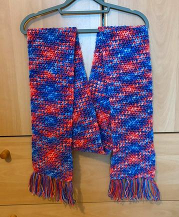 2 meter lange mooie nieuwe ongedragen zelfgehaakte sjaal. beschikbaar voor biedingen