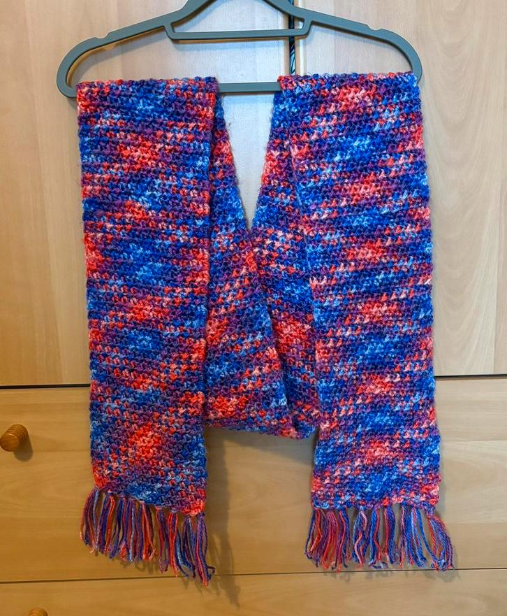 2 meter lange mooie nieuwe ongedragen zelfgehaakte sjaal., Kleding | Dames, Mutsen, Sjaals en Handschoenen, Nieuw, Sjaal, Ophalen