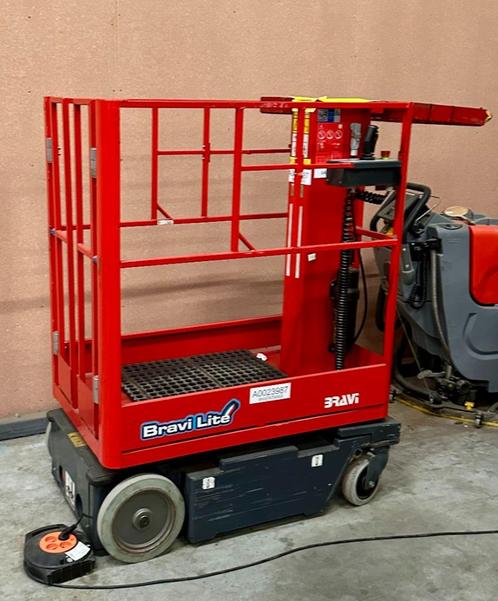 Braviisol Lui Mini 220, een compacte en krachtige hoogwerker, Zakelijke goederen, Machines en Bouw | Liften, Steigers en Ladders