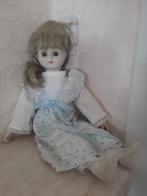 Vintage porseleinen pop in blauw jurkje – 40 cm, Verzamelen, Poppen, Ophalen of Verzenden, Gebruikt, Pop