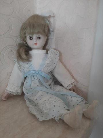 Poupée vintage en porcelaine en robe bleue — 40 cm, Enlèvement ou Envoi, Utilisé, Poupée