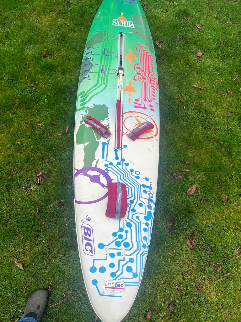 Surfplank BIC lite tec Kevlar, Watersport en Boten, Windsurfen, Zo goed als nieuw, Complete set, 300 cm of meer, Met vin(nen)