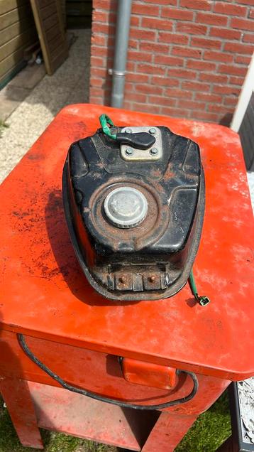 Mbk booster oud model tank  beschikbaar voor biedingen