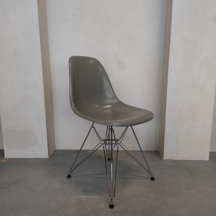 Vitra Eames Fiberglass Side Chair DSR stoel - Raw Umber, Antiek en Kunst, Antiek | Meubels | Stoelen en Sofa's