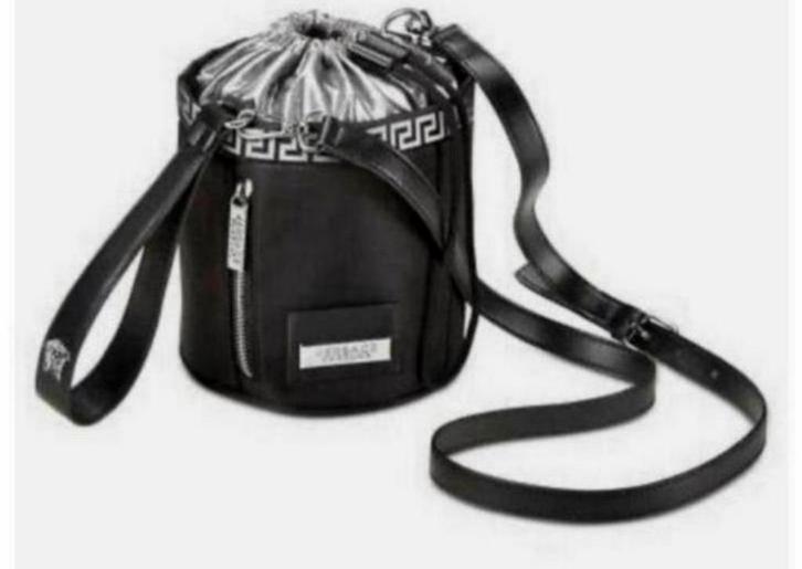 Versace Parfums Ronde Tas - Zwart & Zilver NIEUW parfum bag, Handtassen en Accessoires, Tassen | Damestassen, Nieuw, Zwart, Ophalen of Verzenden