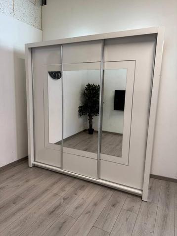 Witte schuifdeurkast met spiegel 230x215x65
 beschikbaar voor biedingen