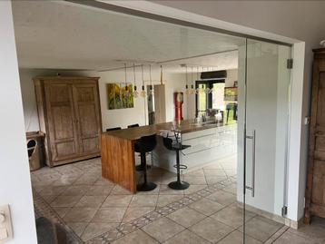 Glazen wand met deur beschikbaar voor biedingen