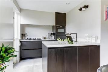 Moderne greeploze zwarte houtnerf eilandkeuken GEDEMONTEERD beschikbaar voor biedingen