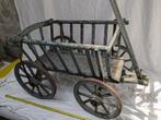 19e eeuwse kinderwagen in de tuin, Ophalen