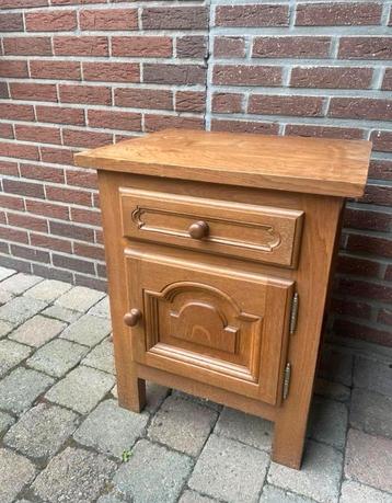 Nachtkast beschikbaar voor biedingen