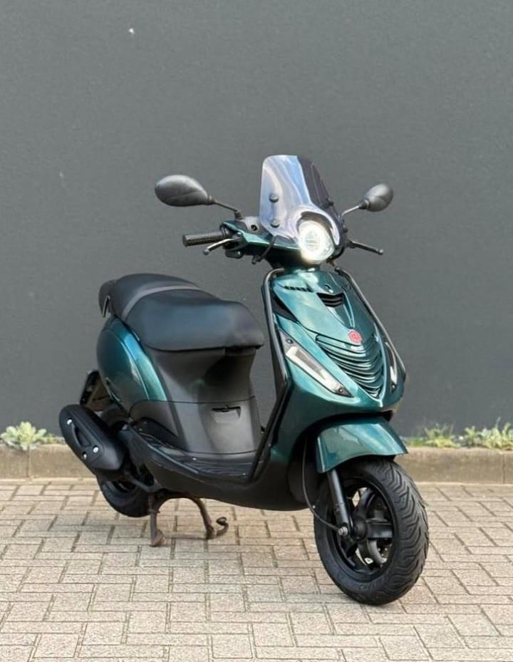 Piaggio Zip 4T Scooter Glans Carbon FULL LED 45km/u (BROM), Fietsen en Brommers, Handleidingen en Instructieboekjes, Zo goed als nieuw