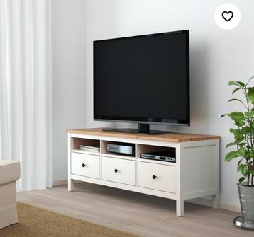Wit/hout TV kastje van Ikea zo goed als nieuw (1 jaar oud) beschikbaar voor biedingen