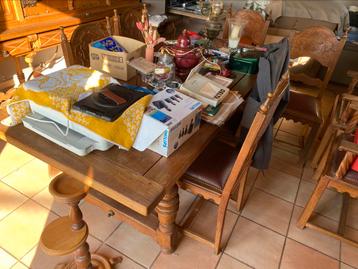 Table basse ancienne avec éventuellement 6 chaises. Ninove