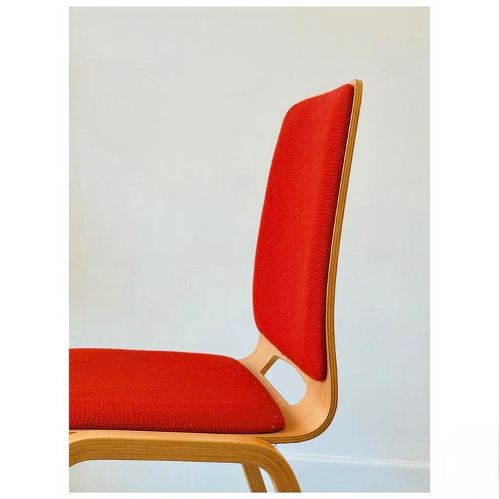 deux chaises rouges danoises vintage, empilable, 1970s, Maison & Meubles, Chaises, Comme neuf, Deux, Bois, Tissus, Rouge, Enlèvement