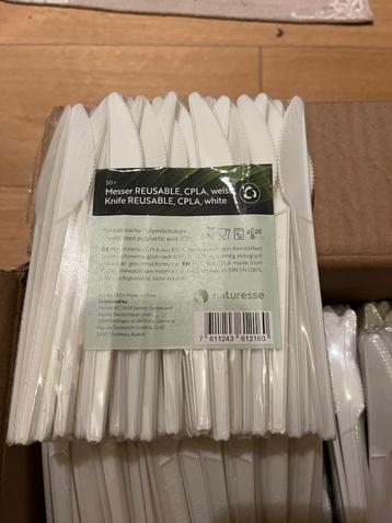 Plastiek mesjes en vorkjes beschikbaar voor biedingen