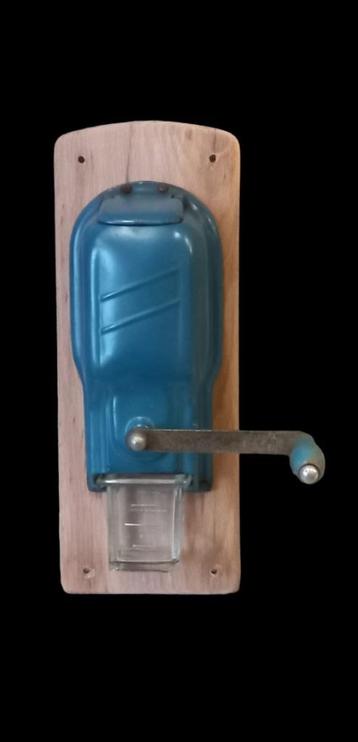 blauwe geëmailleerde muurkoffiemolen beschikbaar voor biedingen