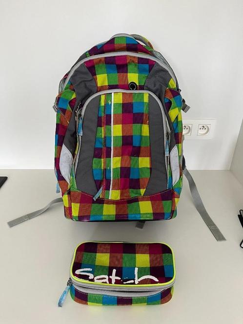Satch veelkleurig geruite rugzak/boekentas met bijhorende pe, Handtassen en Accessoires, Tassen | Schooltassen, Gebruikt, Rugtas