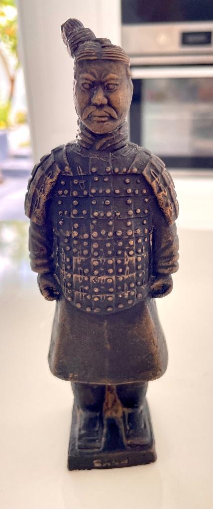figurine de guerrier miniature en terre cuite, Collections, Statues & Figurines, Comme neuf, Enlèvement ou Envoi