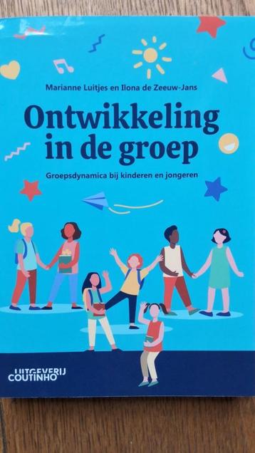 BOEK - ONTWIKKELING IN DE GROEP - uitgeverij Coutinho beschikbaar voor biedingen
