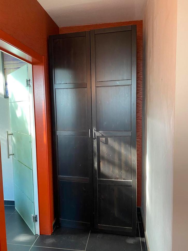 Hoge zwarte kast, Huis en Inrichting, Kasten | Kleerkasten, Zo goed als nieuw, 200 cm of meer, 50 tot 100 cm, 50 tot 75 cm, Met deur(en)