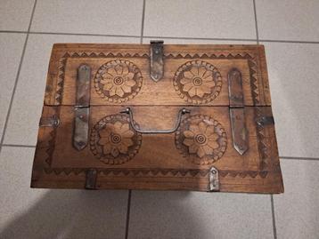 Oud Indisch kistje beschikbaar voor biedingen