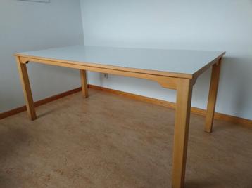 Tafel  beschikbaar voor biedingen