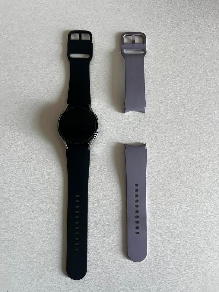 Samsung Galaxy Watch 5 (40mm, Silver) – Uitstekende staat, Handtassen en Accessoires, Smartwatches, Android, Paars, Conditie, GPS