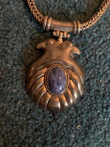 Zilveren ketting met een lapis lazuli steen