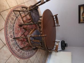 Ronde talel en 4 bijbehorende stoelen  beschikbaar voor biedingen