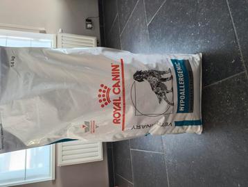 Honden eten  beschikbaar voor biedingen