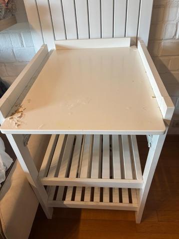 Pampertafel met een beetje schade beschikbaar voor biedingen