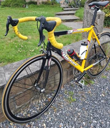 Koersfiets beschikbaar voor biedingen