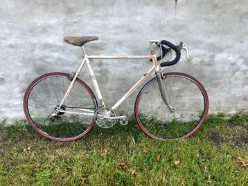 Vintage peugeot koersfiets. beschikbaar voor biedingen