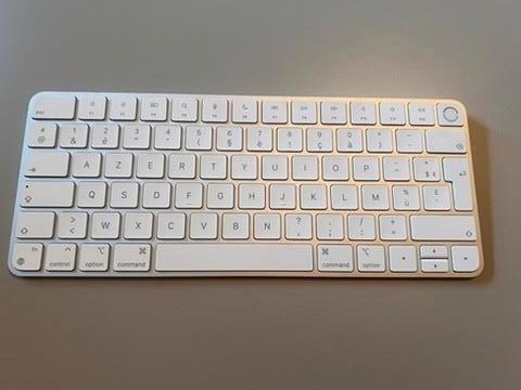 Apple Magic Keyboard met TouchID - AZERTY, Computers en Software, Toetsenborden, Zo goed als nieuw, Azerty, Draadloos, Ophalen of Verzenden