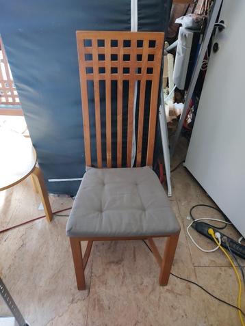 4 massief houten stoelen beschikbaar voor biedingen