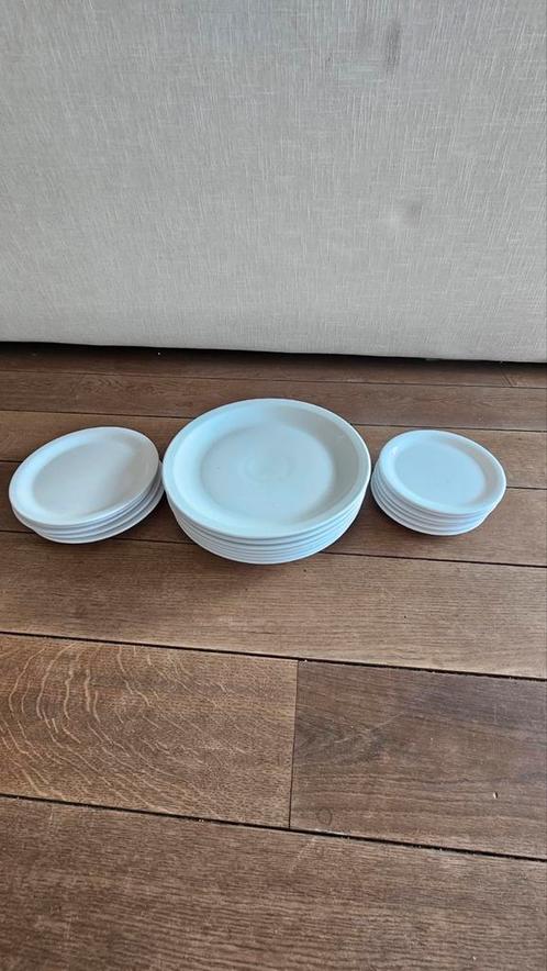 Set van 18 sneeuwwitte keramische borden — slechts €20!, Dieren en Toebehoren, Hondenvoerbakken en Drinkbakken, Zo goed als nieuw