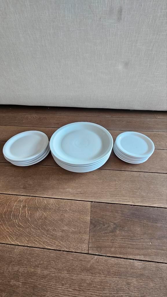 Set van 18 sneeuwwitte keramische borden — slechts €15!, Dieren en Toebehoren, Hondenvoerbakken en Drinkbakken, Zo goed als nieuw