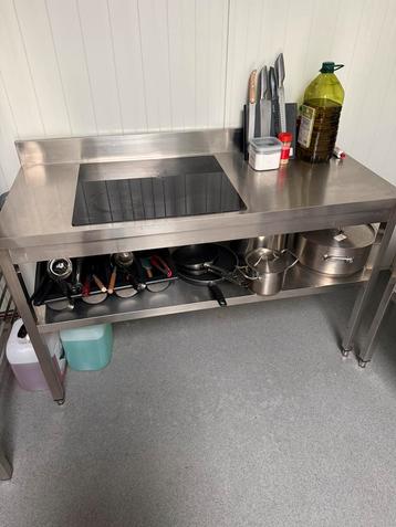 Metalen werktafel met ingebouwde elektrische kookplaat beschikbaar voor biedingen