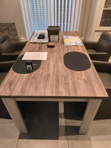 4 lederen stoelen op wielttjes en eettafel 