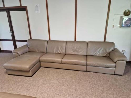 TAUPE BUFFELLEDEREN HOEKSALON MET 2 ELEKTRISCHE RELAXEN, Huis en Inrichting, Krukjes, Gebruikt, Ophalen