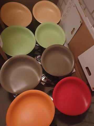 Diverse kleuren BOMBO MAGIS barkrukken(ivory/groen/taupe) beschikbaar voor biedingen