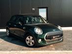 Mini Cooper 1.5. Benzine british green 5 deurs groot scherm, Auto's, Euro 6, Bedrijf, Handgeschakeld, Dealer onderhouden