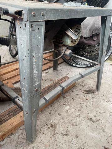 Tafel met cirkelzaag beschikbaar voor biedingen
