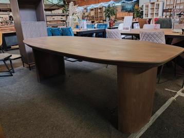 Eetkamertafel Madison walnut (outlet) beschikbaar voor biedingen