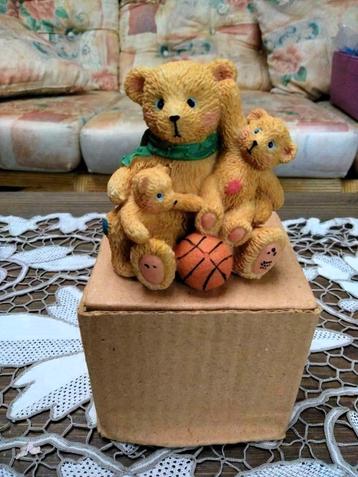 Beeldjes van Grote beer met 2 kleintjes en basketbal.