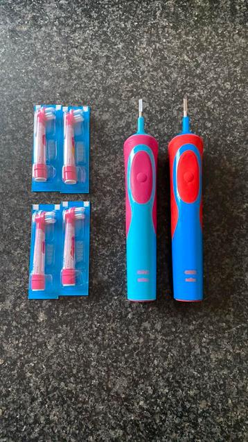 Twee elektrische tandenborstels Oral B Braun + 4 borstels  